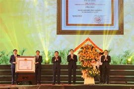 Phó Thủ tướng Trần Lưu Quang trao Bằng công nhận đạt chuẩn Nông thôn Mới năm 2022 cho huyện Kim Sơn. (Ảnh: Đức Phương/TTXVN)