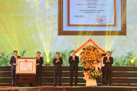 Phó Thủ tướng Trần Lưu Quang trao Bằng công nhận đạt chuẩn Nông thôn Mới năm 2022 cho huyện Kim Sơn. (Ảnh: Đức Phương/TTXVN)