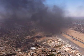 Khói bốc lên từ sân bay quốc tế ở thủ đô Khartoum khi giao tranh tiếp diễn giữa quân đội Sudan và lực lượng bán quân sự RSF, ngày 20/4/2023. (Ảnh: AFP/TTXVN)