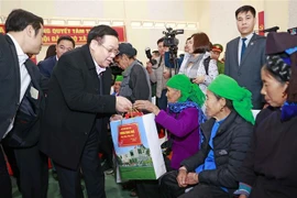 Chủ tịch Quốc hội Vương Đình Huệ tặng quà cho người cao tuổi là đồng bào dân tộc thiểu số. (Ảnh: Doãn Tấn/TTXVN)