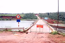 Cảnh báo sạt lở trên thân đập hồ Đắk N’ting. (Ảnh: Minh Hưng/TTXVN)
