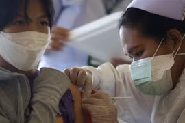 Nhân viên y tế tiêm vaccine ngừa COVID-19 cho người dân tại Pattani, Thái Lan. (Ảnh: AFP/TTXVN)