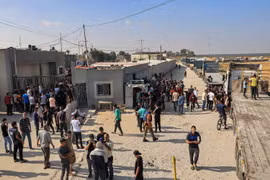 Công nhân Palestine, bị kẹt tại Israel từ khi xung đột bùng phát 7/10/2023, trở về Dải Gaza qua cửa khẩu Kerem Shalom, ngày 3/11/2023. (Ảnh: AFP/TTXVN)