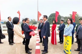 Đón Đoàn đại biểu Thành ủy Đông Hưng, Trung Quốc tại cửa khẩu quốc tế Móng Cái, Quảng Ninh. (Ảnh: TTXVN phát)