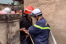 Lực lượng chức năng đưa người đàn ông bị rơi xuống giếng sâu 25m lên an toàn. (Ảnh: Công an cung cấp)