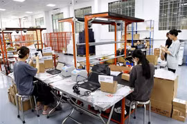 Nhân viên đóng gói, xuất đơn hàng trong một công ty thương mại điện tử tại thành phố Thủ Đức, Thành phố Hồ Chí Minh. (Ảnh: Hồng Đạt/TTXVN)