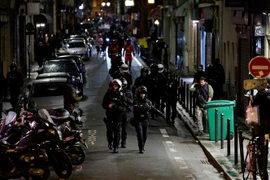 Cảnh sát được triển khai đối phó với các cuộc biểu tình phản đối kế hoạch cải cách hưu trí của Chính phủ, tại Paris, Pháp, ngày 23/3/2023. (Ảnh: AFP/TTXVN)