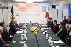 Thủ tướng Nhật Bản Fumio Kishida và Tổng thống Mỹ Joe Biden tại cuộc gặp ở thành phố Hiroshima, Nhật Bản ngày 18/5/2023. (Ảnh: AFP/TTXVN)