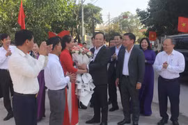 Phó Thủ tướng Trần Lưu Quang chúc mừng khu dân cư thôn Chợ Rủn. (Ảnh: Trịnh Duy Hưng/TTXVN)