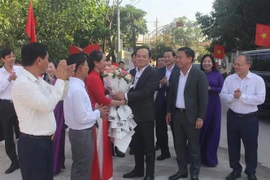 Phó Thủ tướng Trần Lưu Quang chúc mừng khu dân cư thôn Chợ Rủn. (Ảnh: Trịnh Duy Hưng/TTXVN)