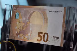 Đồng tiền mệnh giá 50 euro được trưng bày tại Ngân hàng Trung ương châu Âu ở Frankfurt am Main, miền Tây Đức. (Ảnh: AFP/TTXVN)