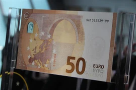 Đồng tiền mệnh giá 50 euro được trưng bày tại Ngân hàng Trung ương châu Âu ở Frankfurt am Main, miền Tây Đức. (Ảnh: AFP/TTXVN)
