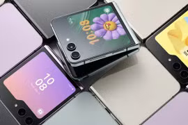 Màn hình bên ngoài của Z Flip 5 chiếm gần hết mặt trên của điện thoại khi gập lại. (Ảnh: Samsung)