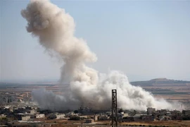 Khói bốc lên trong một cuộc không kích tại khu vực Khan Sheikhun, tỉnh Idlib, Syria, ngày 19/7/2019. (Ảnh: AFP/TTXVN)