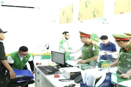 Công an kiểm tra một cơ sở kinh doanh dịch vụ cầm đồ thuộc Công ty cổ phần kinh doanh F88 trên địa bàn thành phố Biên Hòa. (Ảnh: TTXVN phát)