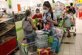 Người dân mua sắm tại một siêu thị ở Bangkok, Thái Lan. (Ảnh: AFP/TTXVN)