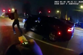 Đoạn video cho thấy các cảnh sát Memphis đấm, đá và dùng dùi cui để hành hung Tire Nichols. (Nguồn: The New York Times)