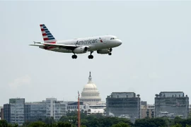 Máy bay của American Airlines chuẩn bị hạ cánh xuống sân bay quốc tế Ronald Reagan Washington ở Arlington, Virginia, Mỹ. (Ảnh: AFP/TTXVN)