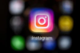 Biểu tượng Instagram trên màn hình điện thoại. (Ảnh: AFP/TTXVN)