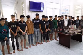 Các đối tượng bị công an bắt giữ khi dùng hung khí tham gia hỗn chiến. (Nguồn: Báo Thanh niên)