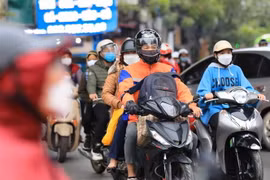 Người dân phải mặc ấm khi ra đường. (Ảnh: Thanh Tùng/TTXVN)