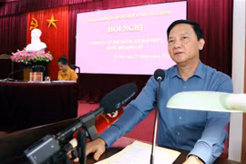 Phó Chủ tịch Quốc Hội Nguyễn Khắc Định trả lời những kiến nghị của cử tri huyện Vũ Thư. (Ảnh: Thế Duyệt/TTXVN)