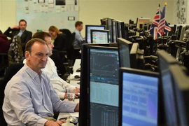Giao dịch viên tại Sàn chứng khoán ở London, Anh. (Ảnh: AFP/TTXVN)