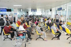 Bệnh nhân chờ khám bệnh tại Bệnh viện Ung bướu Thành phố Hồ Chí Minh cơ sở 2. (Ảnh: Đinh Hằng/TTXVN)
