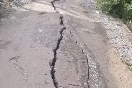 Tuyến đê bờ đông kênh Cái Hố, xã An Thạnh Trung, huyện Chợ Mới xảy ra tình trạng rạn nứt với chiều dài khoảng 40m, ăn sâu vào mặt đê 2,5m. (Ảnh: TTXVN phát)