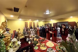 Lễ dâng hương tưởng nhớ và bày tỏ lòng biết ơn các Vua Hùng tại Moskva, LB Nga. (Ảnh: Quang Vinh/TTXVN)