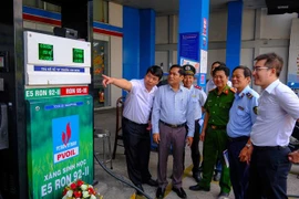 Phó Chủ tịch UBND TP. Cần Thơ Nguyễn Văn Hồng (thứ hai, từ trái sang) kiểm tra hoạt động kinh doanh bán lẻ xăng dầu của Công ty cổ phần Dầu khí Me Kong. (Ảnh: Thanh Liêm/TTXVN)