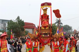 Đoàn rước kiệu Lạc Long Quân tại lễ hội Kinh Dương Vương, huyện Thuận Thành, tỉnh Bắc Ninh. (Ảnh: Thái Hùng/TTXVN)