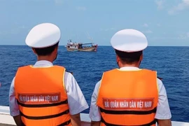 Tàu 465 Hải quân tiếp cận tàu cá PY 96239 TS của ngư dân. (Ảnh: TTXVN phát)