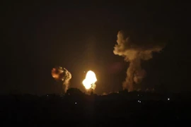 Khói lửa bốc lên sau khi máy bay Israel không kích xuống Khan Yunis, phía Nam Dải Gaza ngày 2/1/2022. (Ảnh: AFP/TTXVN)
