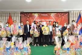 Bà con người gốc Việt ở Campuchia nhận quà Tết từ Ban tổ chức chương trình ‘‘Xuân yêu thương Quý Mão 2023’’. (Ảnh: Huỳnh Thảo/TTXVN)