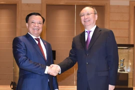Bí thư Thành uỷ Hà Nội Đinh Tiến Dũng và Bí thư Thành ủy Bắc Kinh Doãn Lực. (Ảnh: Tiến Trung/PV TTXVN tại Trung Quốc)