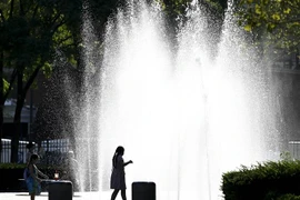 Trẻ em tránh nóng bên đài phun nước tại New York, Mỹ, ngày 24/7/2023. (Ảnh: Anadolu/TTXVN)
