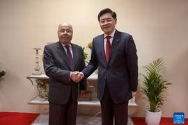 Ngoại trưởng Trung Quốc Tần Cương gặp người đồng cấp Brazil Mauro Vieira bên lề Hội nghị Bộ trưởng Ngoại giao Nhóm 20 (G20) tại New Delhi, Ấn Độ, ngày 2/3. (Nguồn: Tân Hoa xã)