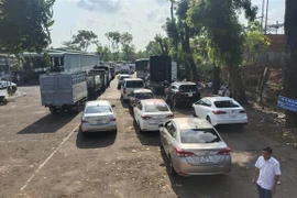 Các phương tiện nối đuôi nhau xếp hàng ùn ứ trong Trung tâm Đăng kiểm 93.01S tỉnh Bình Phước. (Ảnh: Đậu Tất Thành/TTXVN)