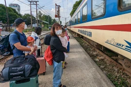 Những công nhân, người lao động có hoàn cảnh khó khăn được tặng vé tàu về quê ăn Tết. (Nguồn: Báo Tổ quốc)