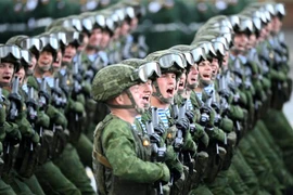 Binh sỹ Nga tham gia lễ duyệt binh kỷ niệm Ngày Chiến thắng tại Quảng trường Đỏ ở Moskva ngày 9/5/2022. (Ảnh: AFP/TTXVN)