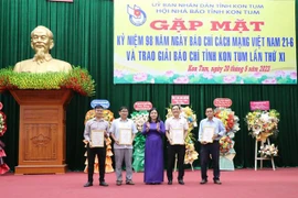 Tác giả Hoàng Cao Nguyên (thứ 2 từ phải sang), Trưởng Cơ quan thường trú Thông tấn xã Việt Nam tại tỉnh Kon Tum xuất sắc giành giải A loại hình báo điện tử với loạt tin, bài về “Sai phạm kéo dài tại mỏ cát ở xã Đăk Pxi”. (Ảnh: Khoa Chương/TTXVN)