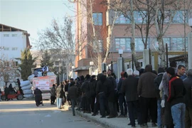 Điều kiện thời tiết giá rét và thiếu điện, nước khiến cho những sinh hoạt cơ bản của người dân sau trận động đất ở Adiyaman, Thổ Nhĩ Kỳ càng thêm khốn khó. (Ảnh: Trường Dụy/TTXVN)