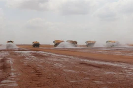 Xe tưới nước tỏa đi tưới tại các khu vực thuộc sân bay Long Thành để giảm ô nhiễm bụi. (Ảnh: Công Phong/TTXVN)