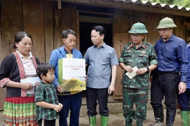 Lực lượng dân quân các xã và nhân dân tập trung khắc phục các tuyến đường bị sạt lở tại bản Đề Sủa, xã Lao Chải. (Ảnh: Tuấn Anh/TTXVN)