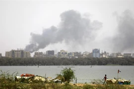 Khói bốc lên sau các cuộc giao tranh tại Khartoum, Sudan, ngày 15/4/2023. (Ảnh: THX/TTXVN)