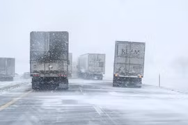 Xa lộ Liên tiểu bang 80 đi về hướng Đông đã bị đóng cửa tại York, bang Nebraska trong suốt ngày 25/12 do tuyết rơi dày. (Ảnh: CNN)