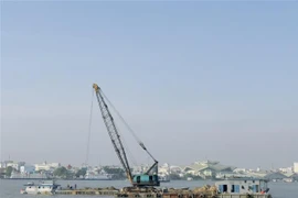 Trong ảnh: Một điểm khai thác cát trên sông Hậu đoạn qua thành phố Long Xuyên, tỉnh An Giang. Ảnh: TTXVN phát 
