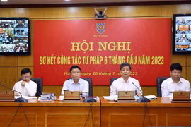 Bộ trưởng Bộ Tư pháp Lê Thành Long và các đại biểu chủ trì hội nghị. (Ảnh: Phạm Kiên/TTXVN)