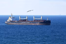 Tàu chở ngũ cốc của Ukraine đi qua Eo biển Bosphorus ở Istanbul, Thổ Nhĩ Kỳ, ngày 6/8/2022. (Ảnh: THX/TTXVN)